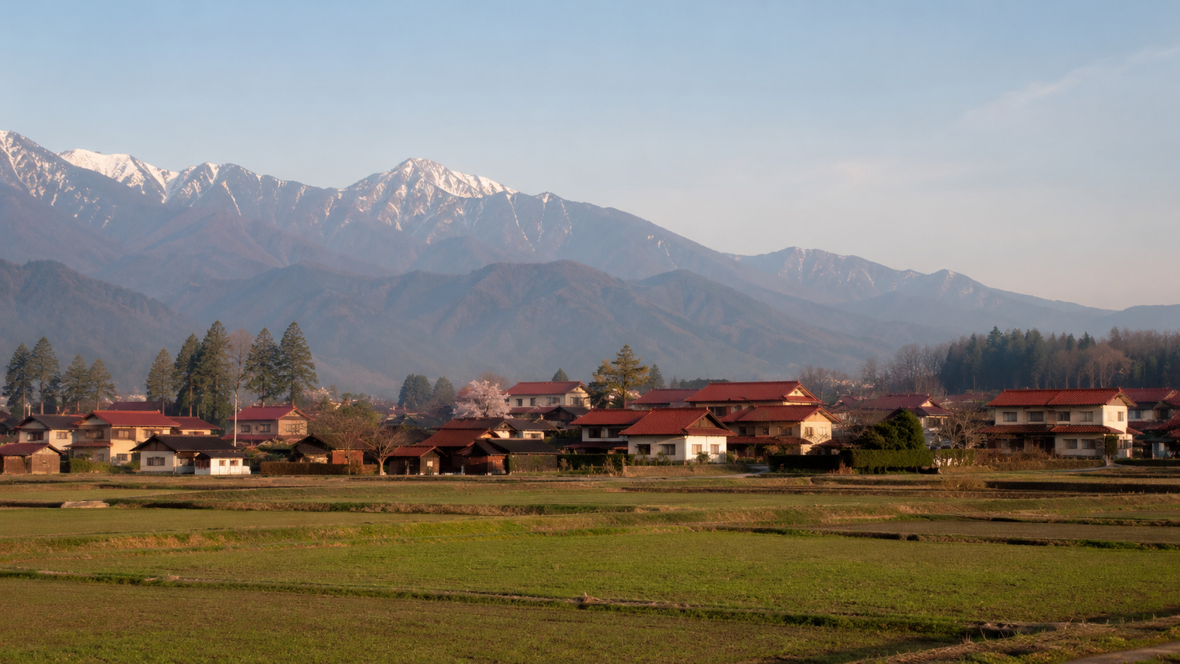 信州・東信地区の町並みと雪山